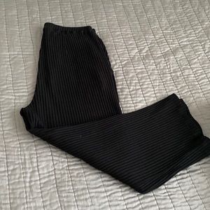 Black elastic waist Eileen Fisher capris